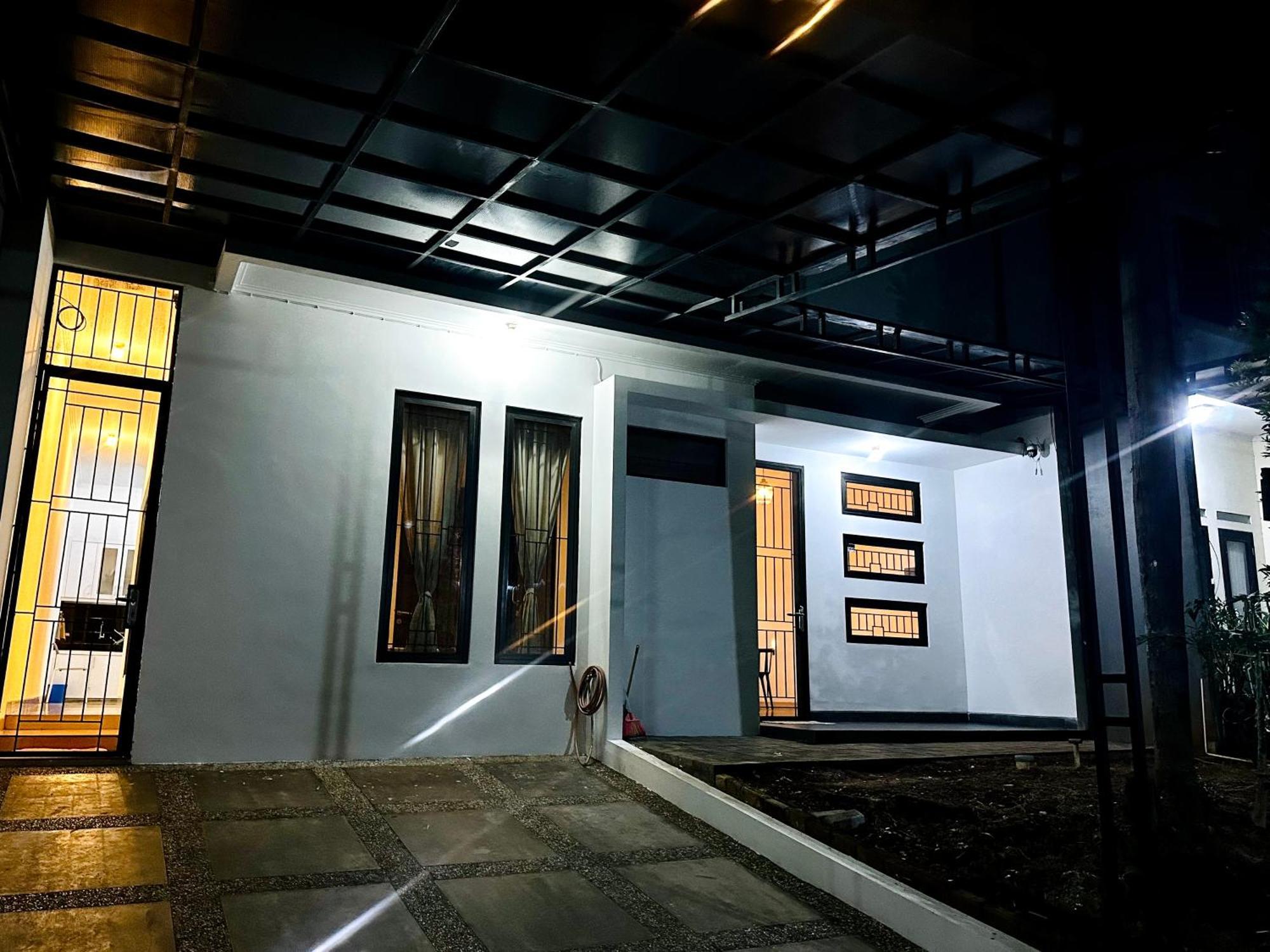 4-Bedroom Home In South Jakarta Nuansa Swadarma Residence By Le Ciel Hospitality Exterior photo