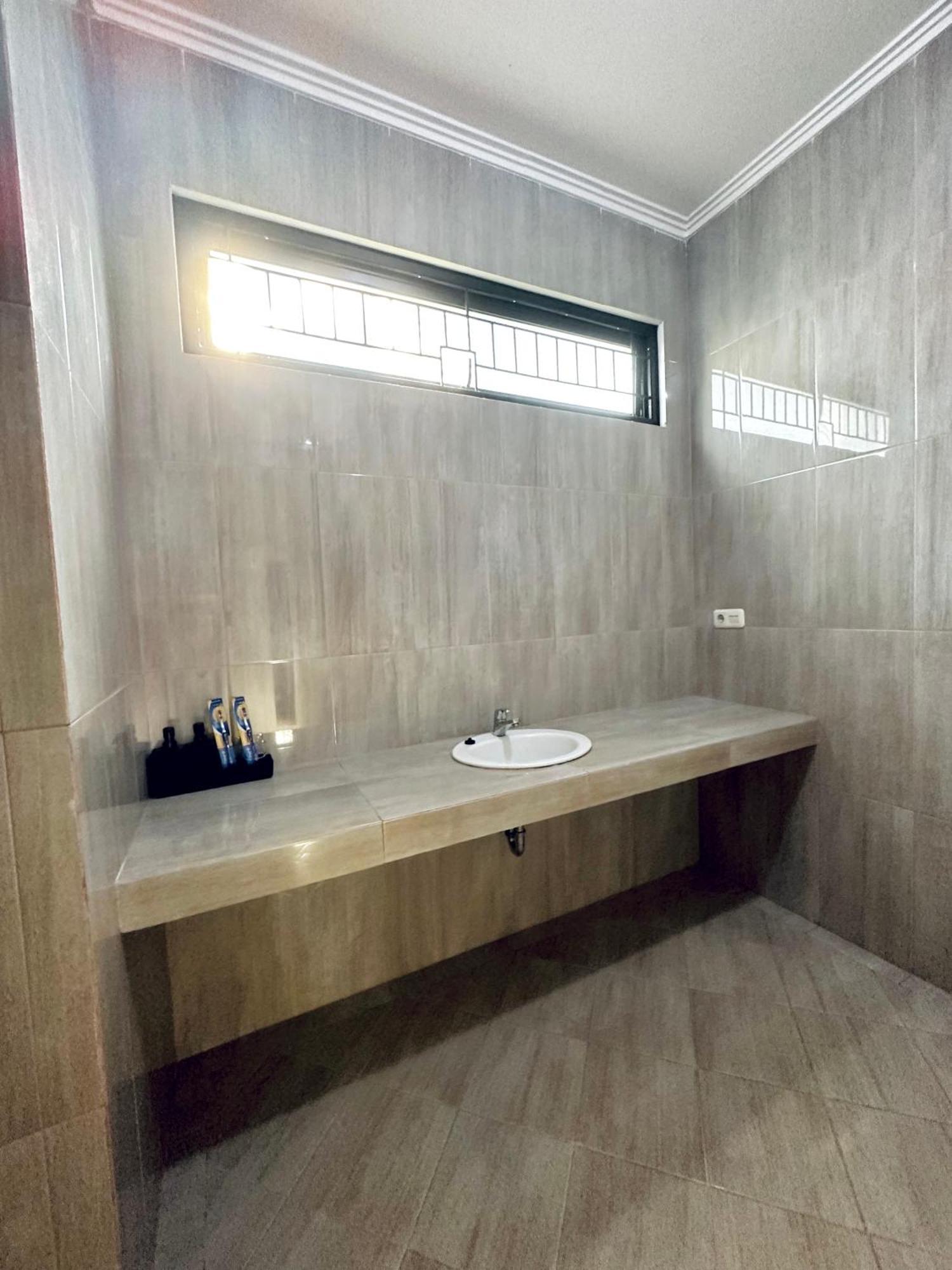 4-Bedroom Home In South Jakarta Nuansa Swadarma Residence By Le Ciel Hospitality Room photo